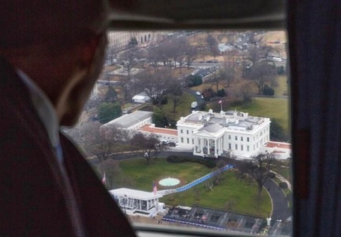 FOTOGRAFIJA GODINE: Posljednji pogled Baracka Obame na Bijelu kuću! 