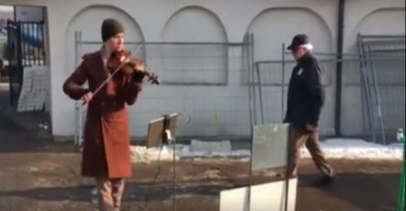 Hladnoća ledi krv u žilama, a on svira na Kalenić pijaci: Najljepši prizor danas u Beogradu (VIDEO)
