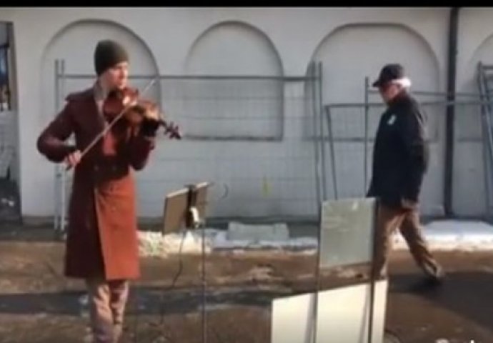 Hladnoća ledi krv u žilama, a on svira na Kalenić pijaci: Najljepši prizor danas u Beogradu (VIDEO)