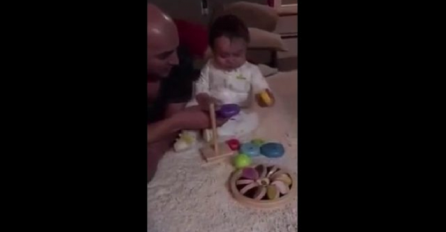 Beba je dobila novu igračku, na 0:09 je majci skoro ispala kamera iz ruku od smijeha (VIDEO)