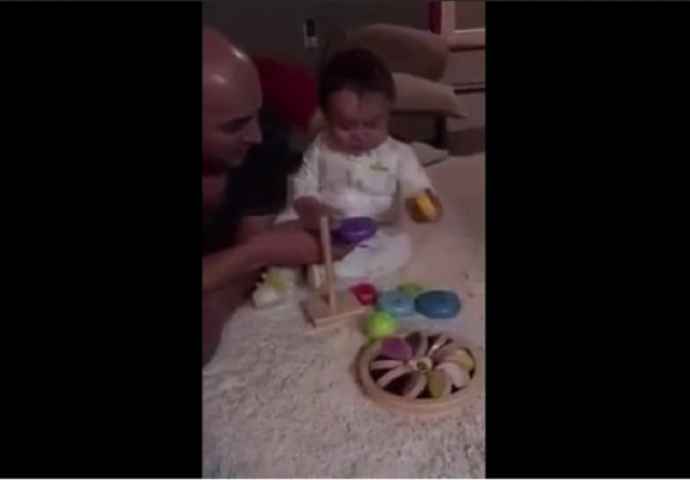 Beba je dobila novu igračku, na 0:09 je majci skoro ispala kamera iz ruku od smijeha (VIDEO)