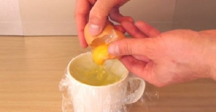 Razbio je jaje i istresao ga na celofan, ono što je napravio je genijalno (VIDEO)
