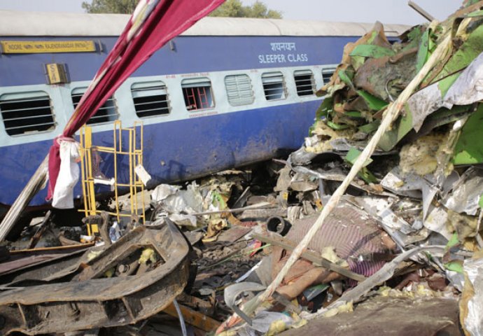 Indija: Voz iskočio iz šina, poginulo najmanje 36 osoba