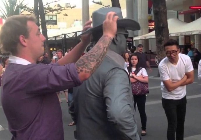 Prišao je uličnom zabavljaču i počeo da ga ismijava, ono što je uslijedilo će dugo pamtiti (VIDEO)