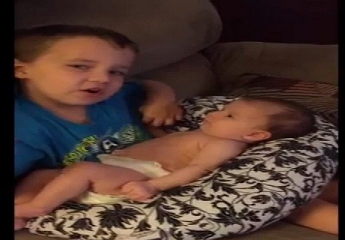 Brat je uzeo svoju novorođenu sestru u naručje i uradio najslađu stvar ikada (VIDEO)