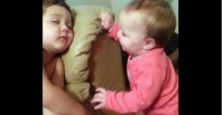 Dječak je spavao a onda mu je prišla sestra, ono što je uslijedilo je najslađa stvar koju ćete pogledati (VIDEO)