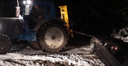 Traktorom je pokušao izvući BMW iz jarka, ali na ovakav rasplet niko nije bio spreman! (VIDEO)