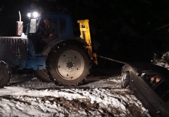 Traktorom je pokušao izvući BMW iz jarka, ali na ovakav rasplet niko nije bio spreman! (VIDEO)