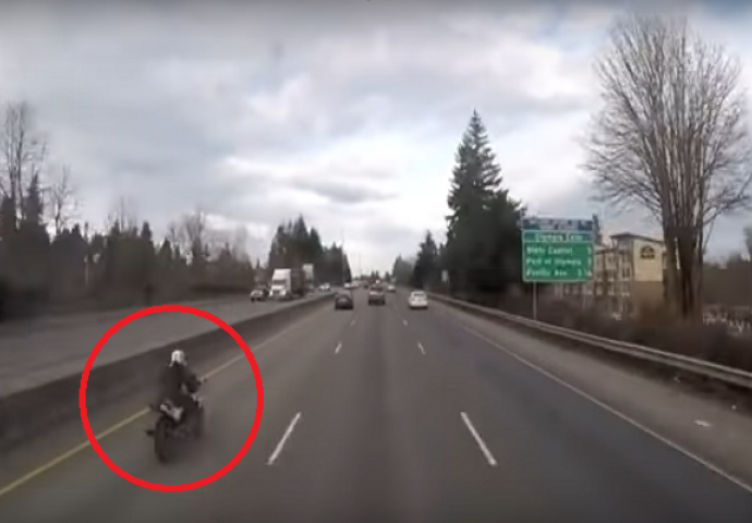 Jurio je motorom na autoputu pa se zabio u zadnji dio automobila, a onda se dešava neviđena scena (VIDEO)