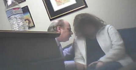 Ovaj advokat je iskorištavao razvedene žene, postavili su kameru u njegovu kancelariju i snimili ovo (VIDEO)