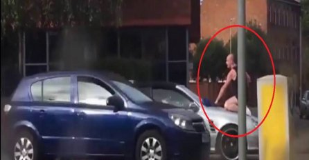 Nabrijani ćelo popeo se čovjeku na auto i počeo udarati po šajbi, evo šta je uradio vozač Mercedesa (VIDEO)