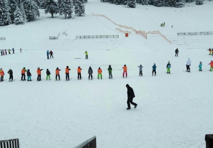 Na Bjelašnici i Igmanu više od 10 ski-škola imaju nastavu skijanja