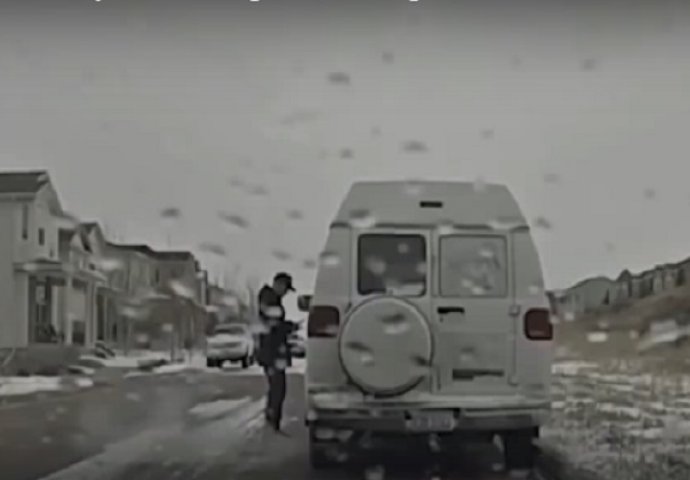 Policajac je zaustavio bijeli kombi, ono što je uslijedilo ne viđa se ni na filmovima (VIDEO)