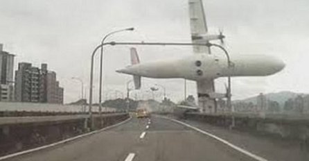 Pogledajte dramatični trenutak kada veliki putnički avion udara krilom u most i ruši se u rijeku (VIDEO)