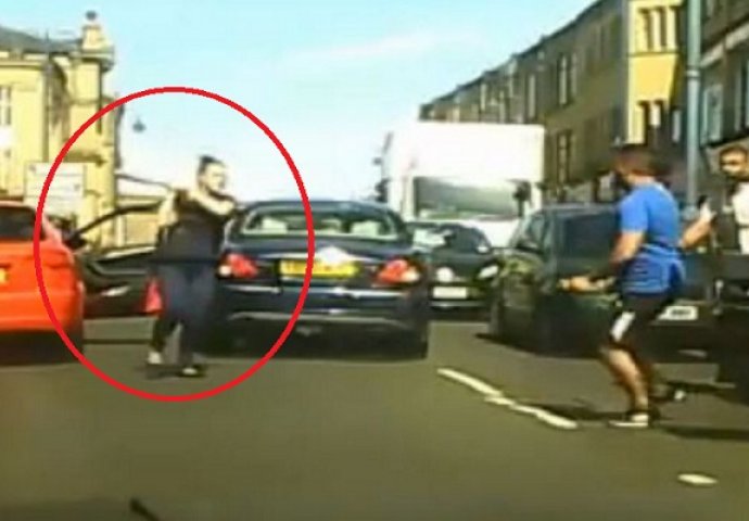 Istrčao je iz auta i krenuo da tuče drugog vozača, a onda je izašla njegova žena i pokazala ko je gazda (VIDEO)