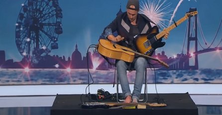 Izašao je na binu sa čak 3 gitare: Kada je počeo svirati, svi su posmatrali u nevjerici (VIDEO)
