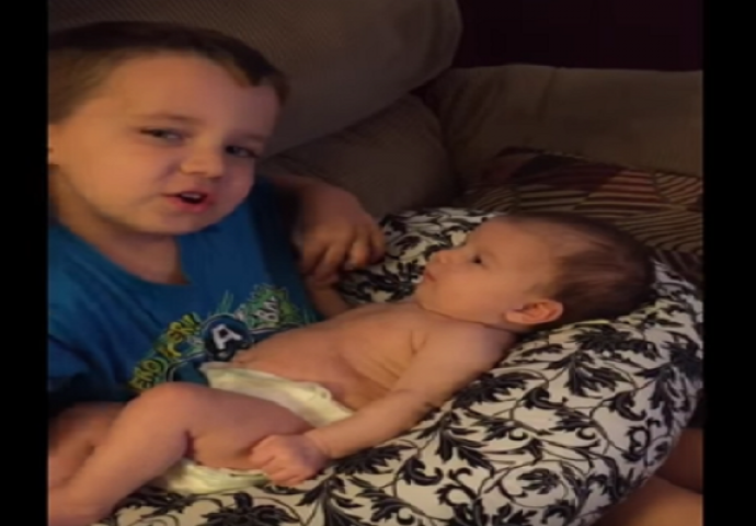 Držao je svoju sestricu u naručju a onda je uradio nešto što će vam istopiti srce (VIDEO)