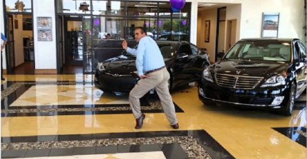 Prodavač automobila je dobio svoju platu, a njegova reakcija je neprocjenjiva (VIDEO)