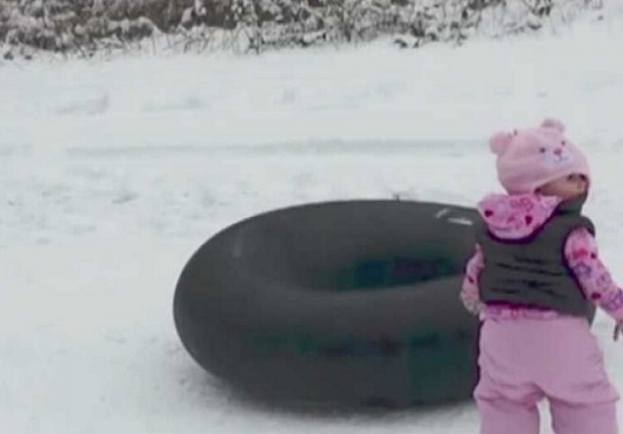 Ova djevojčica se radosno igrala na snijegu, a onda je uletio on i napravio pravi haos (VIDEO)