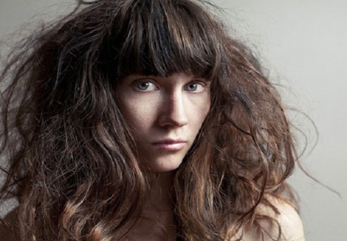 ''Čula sam negdje kako puder pomaže kad ti je kosa prljava''