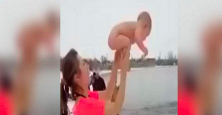 Internet je totalno poludio nakon što je majka uradila ovo sa bebom (VIDEO)