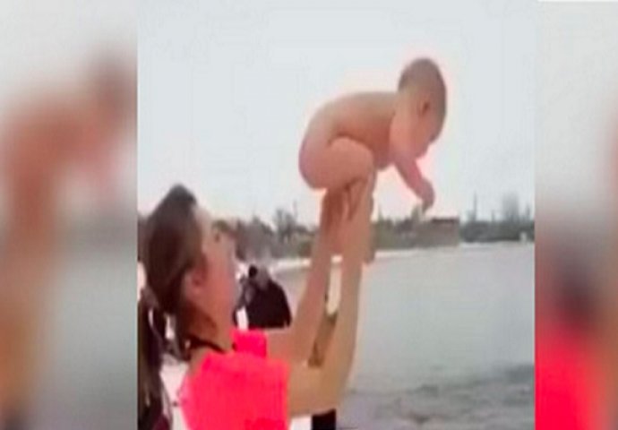 Internet je totalno poludio nakon što je majka uradila ovo sa bebom (VIDEO)