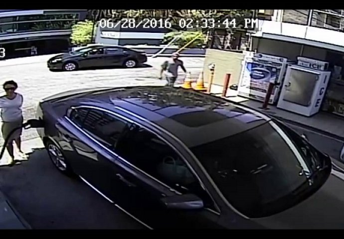 Stala je na benzinsku da natoči goriva, no nije mogla ni sanjati da će joj se dogoditi ovo (VIDEO)