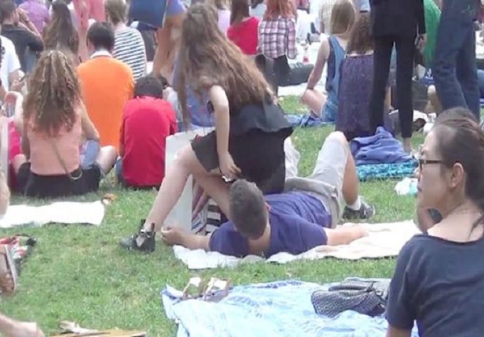 Djevojka nasumično sjedala na ljude, pogledajte njihove reakcije (VIDEO)
