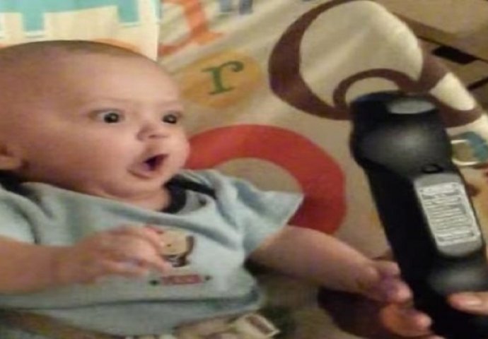 Izvan sebe: Beba se ne može načuditi daljinskom upravljaču (VIDEO)