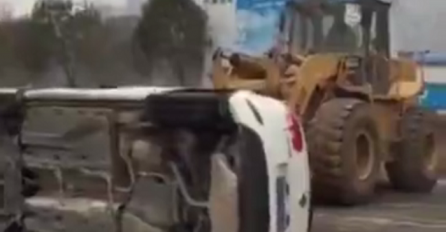 Nema pregovora: Bagerist kratkih živaca demolirao auto (VIDEO)