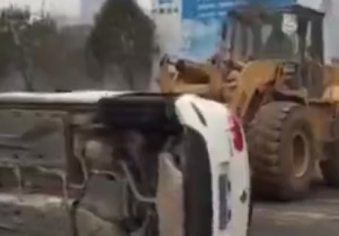 Nema pregovora: Bagerist kratkih živaca demolirao auto (VIDEO)