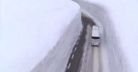 Pogledajte kako Japanci pročiste cestu sa pet metara snijega (VIDEO)