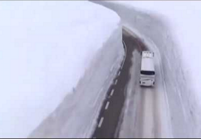 Pogledajte kako Japanci pročiste cestu sa pet metara snijega (VIDEO)
