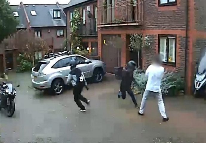 Dva bajkera pokušala su da ukradu motor, nećete vjerovati šta im je uradio vlasnik kada je istrčao iz kuće (VIDEO)