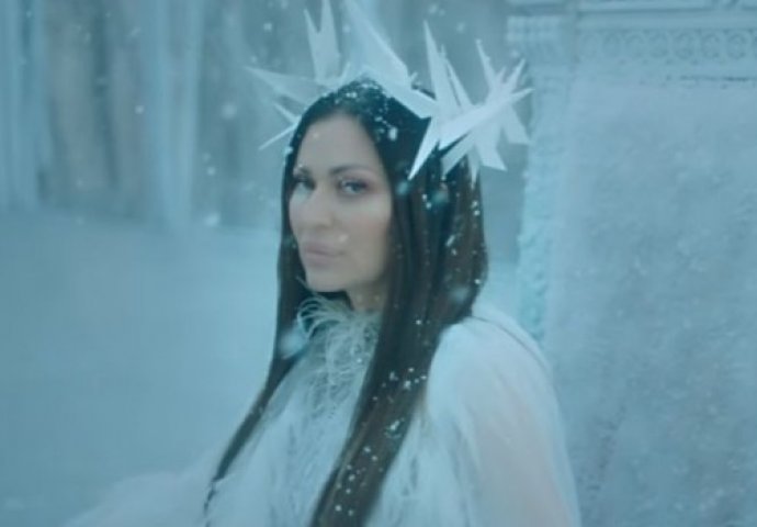 Ceca Ražnatović kao ledena kraljica OBARA S NOGU u spotu za pjesmu  "Nevinost"! (VIDEO)