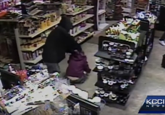 Naoružani pljačkaši upali u prodavnicu: Kamera snimila nevjerovatnu reakciju mušterije! (VIDEO)
