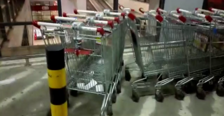 Glupost godine: Smislio kako da prevari kolica u tržnom centru bez kovanice (VIDEO)
