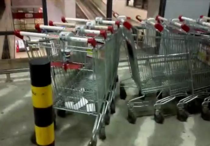 Glupost godine: Smislio kako da prevari kolica u tržnom centru bez kovanice (VIDEO)