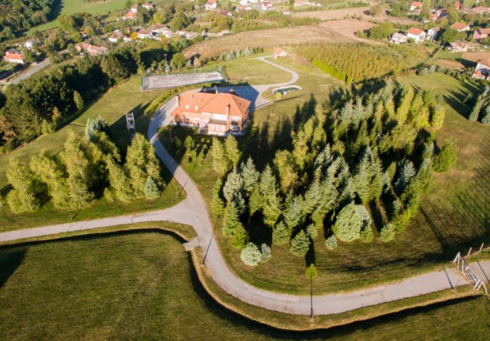 Ovu kuću u Srbiji su nazvali čistom perverzijom! Pogledajte zašto se prodaje za čak 2 miliona eura (FOTO)