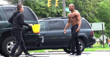 Krao je ljudima gorivo iz auta, a onda je naišao ogromni nabildani crnac i očitao mu lekciju (VIDEO)