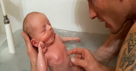 Prvo kupanje ove bebe je nešto najslađe što ćete danas vidjeti (VIDEO)