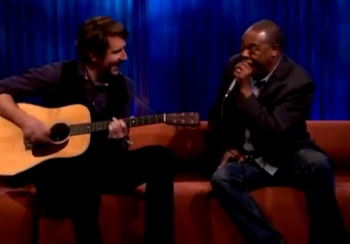 Momak je uzeo gitaru a on mikrofon, krajnji rezultat će vas oduvati sa stolice (VIDEO)