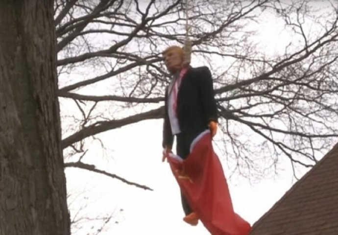  Američki veteran u dvorištu "objesio" Trumpa sa sve zastavom SSSR-a!   