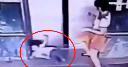 Majka snimljena kako nogom snažno udara trogodišnju kćer, razlog će vas šokirati (VIDEO)