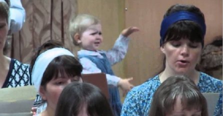 Rođena glazbenica: Djevojčica svima pokazala kako se strastveno diriguje (VIDEO)