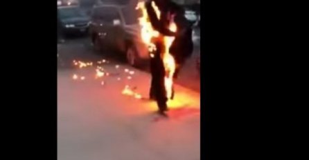  ŠOKANTAN PRIZOR: Čovjek u plamenu šetao ulicom, ljudi pokušavali da ugase vatru (VIDEO)