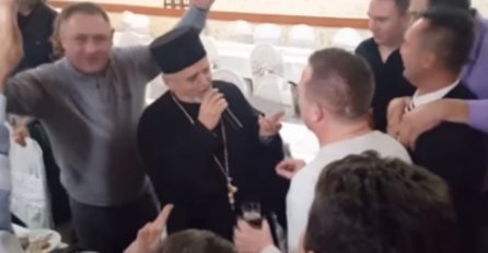 HIT: Sveštenik na veselju u Čačku uzeo mikrofon i zapjevao sevdalinku! (VIDEO)