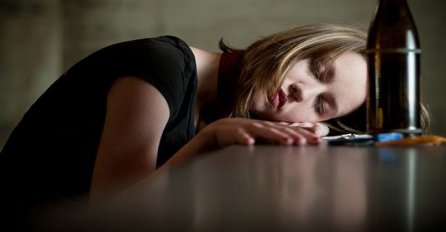 ''Sinoć u kafiću u wc-u cura pade pored mene onako mortus pijana''