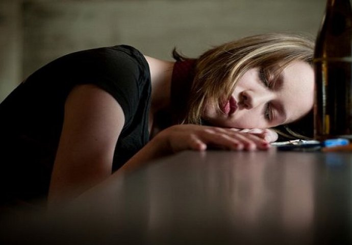 ''Sinoć u kafiću u wc-u cura pade pored mene onako mortus pijana''