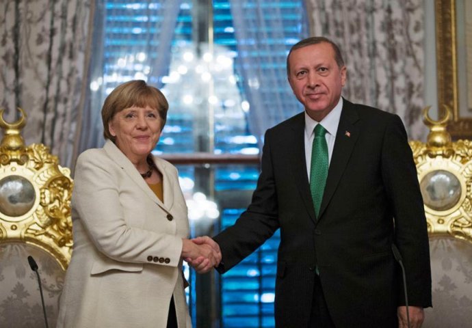Erdoan poručio Angeli Merkel: Termin "islamistički terorizam" vrijeđa muslimane, svi pričaju o bori protiv ISIL-a, a samo Turska to čini!